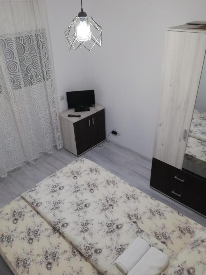 Appartement Apartament Brezoi Extérieur photo